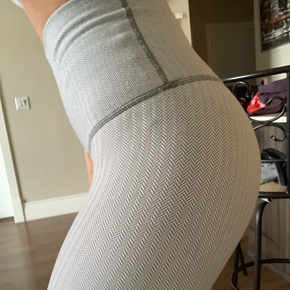 SOLD!!! Lululemon wunder under - Picture 2 of 4